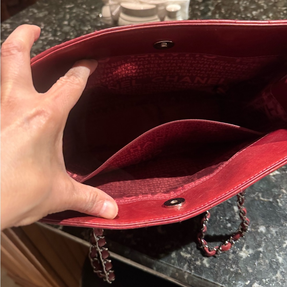 CHANEL Red Quilted chocolate bar Tote with Silver Chain - Picture 5 of 8